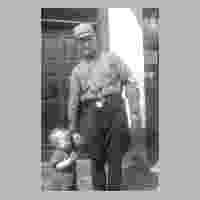 111-0027 Wehlau 1934. Vater Karl Salecker mit seinem Sohn Klaus.jpg